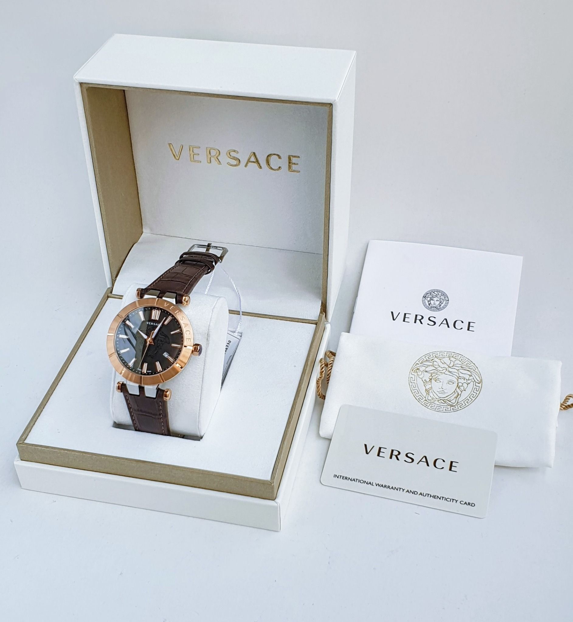 Versace V Race Black Dial 43mm VE2B00221 ng H Nam PhongWatch versace-v-race-black-dial-43mm-ve2b00221-ng-h-nam-phongwatch
