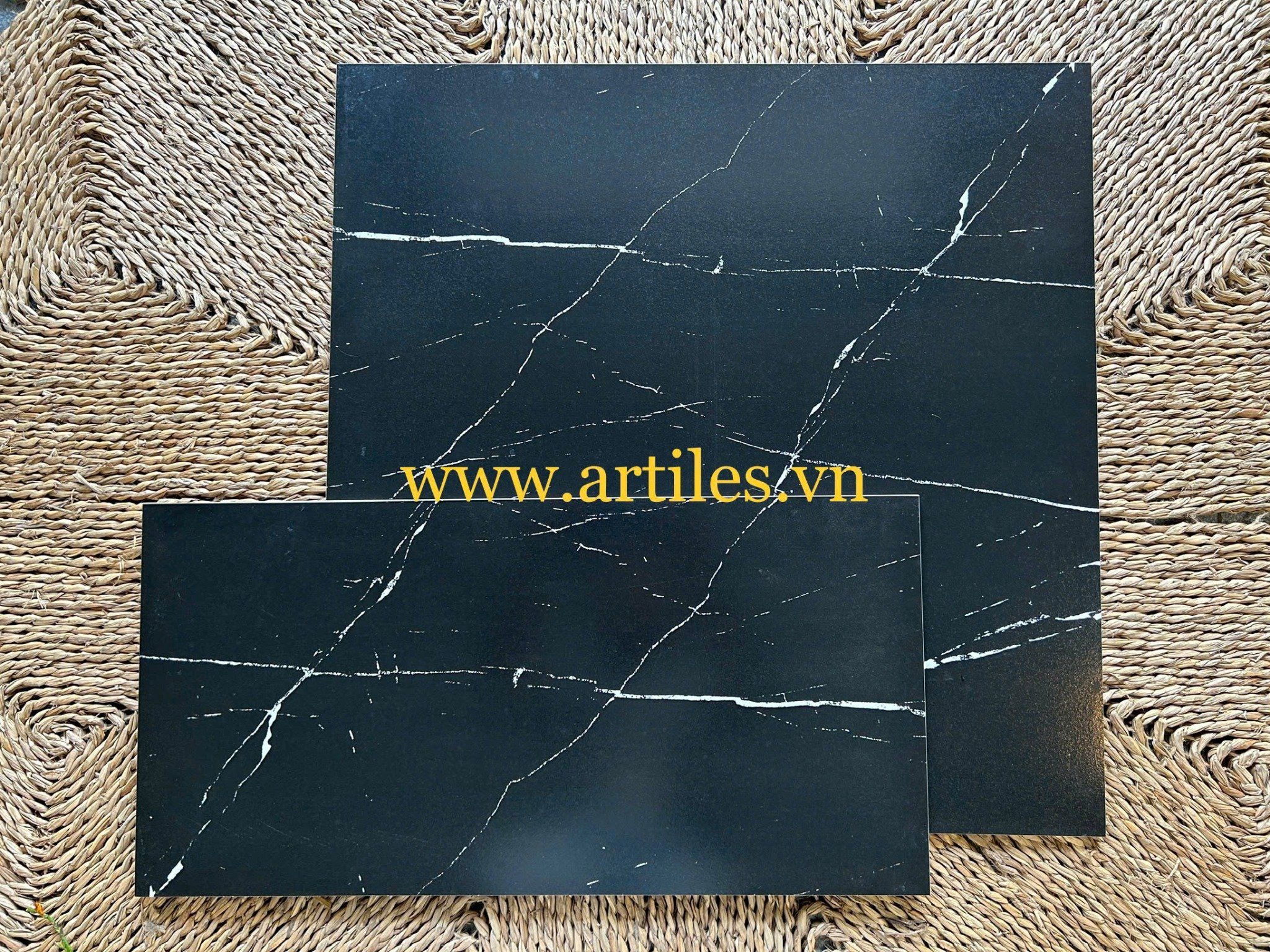 Gạch đá đen tia chớp