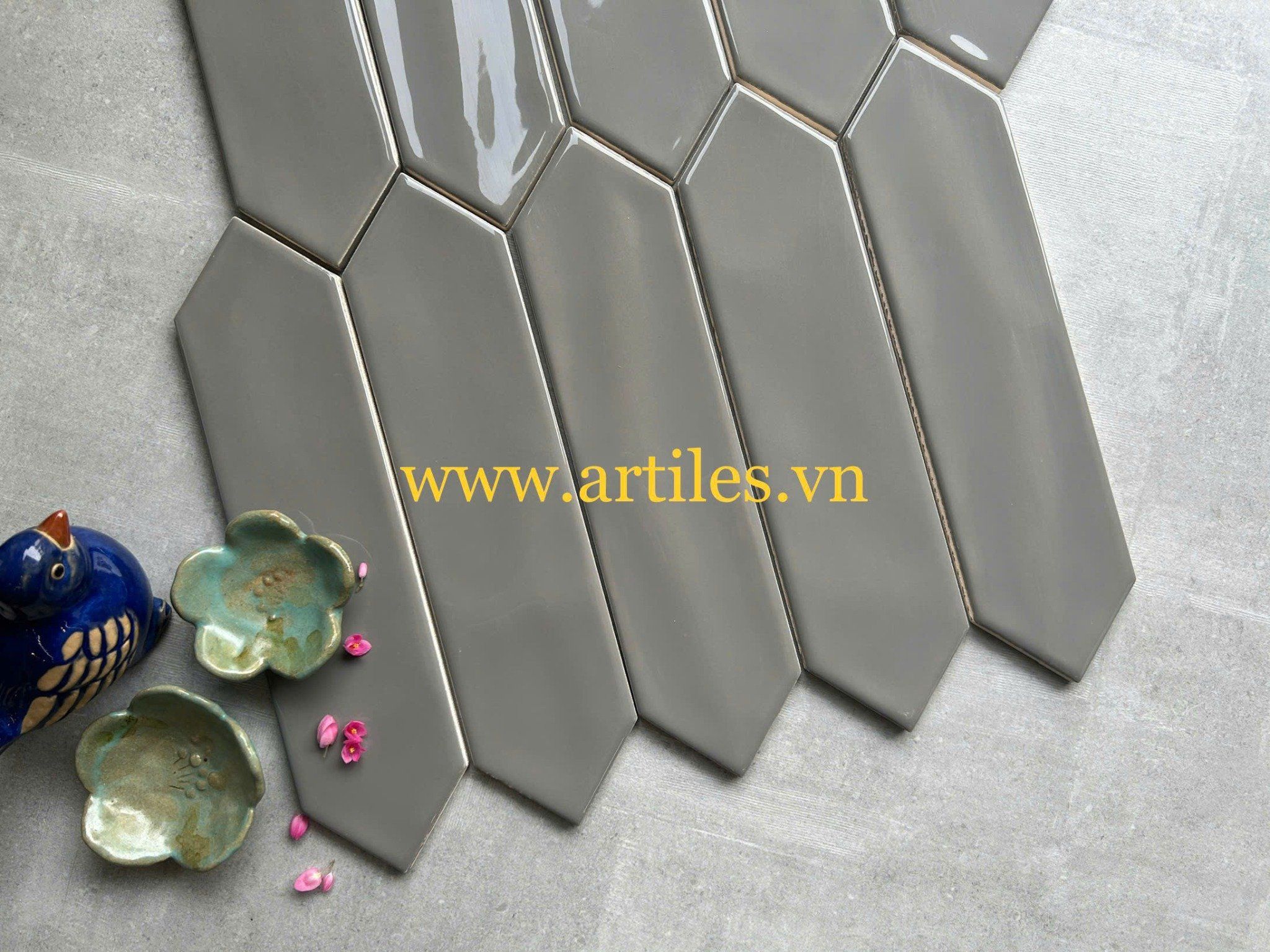 Gạch thẻ mũi tên màu xám bóng gợn