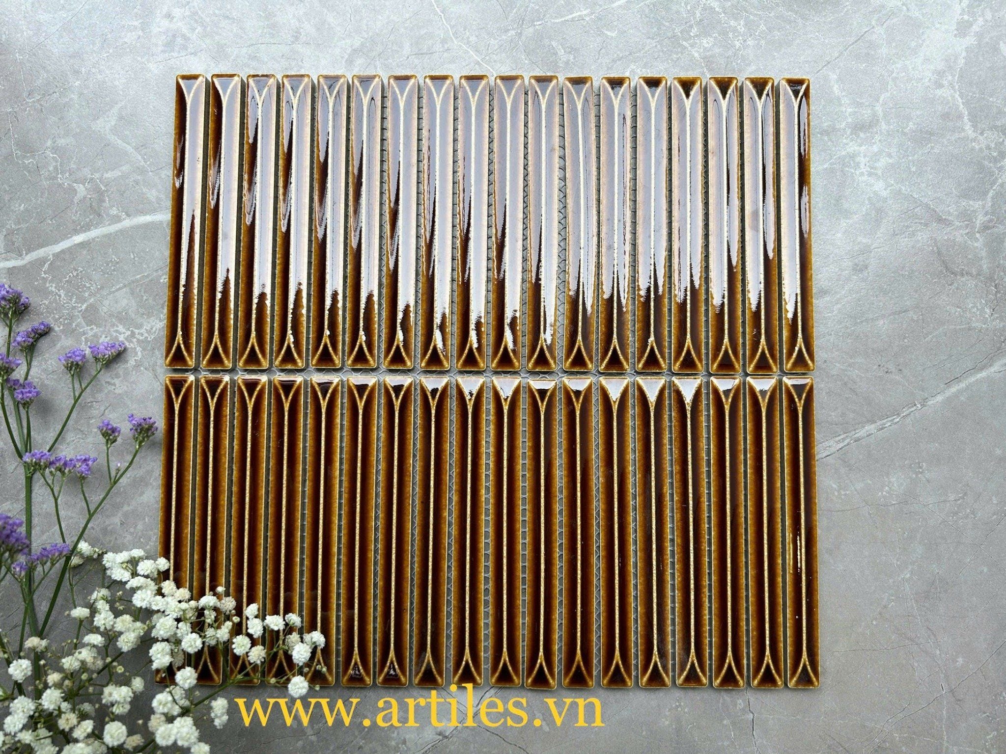 Gạch mosaic que đũa mũi tên màu vàng đồng