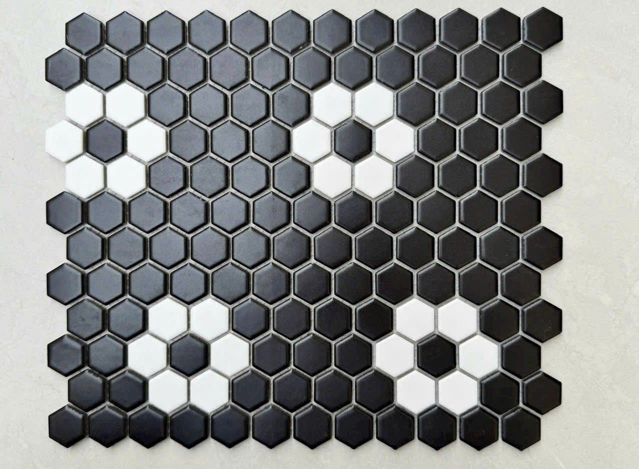 Gạch mosaic lục giác đen mix hoa trắng