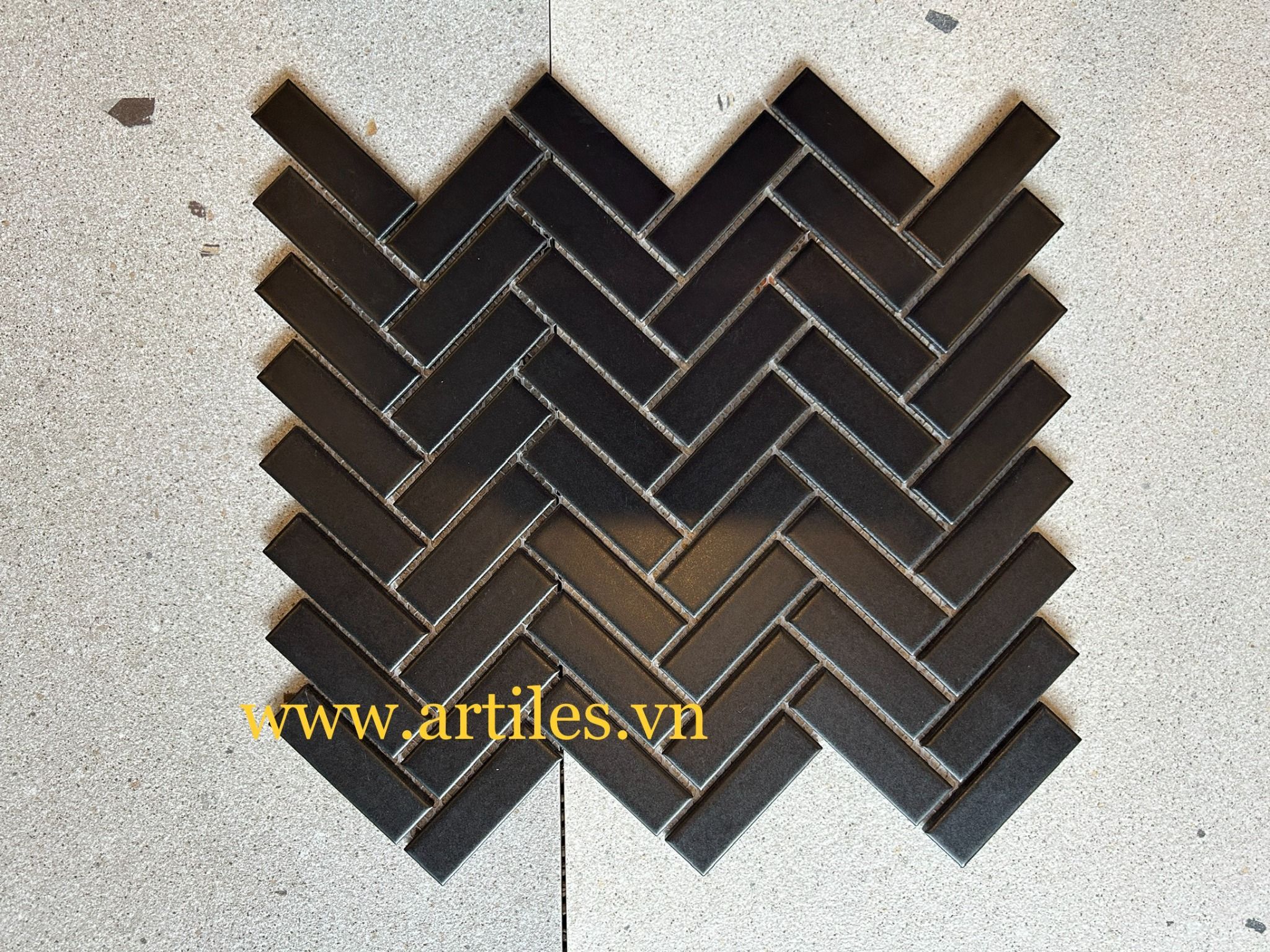 Mosaic xương cá màu đen mờ ArtM419