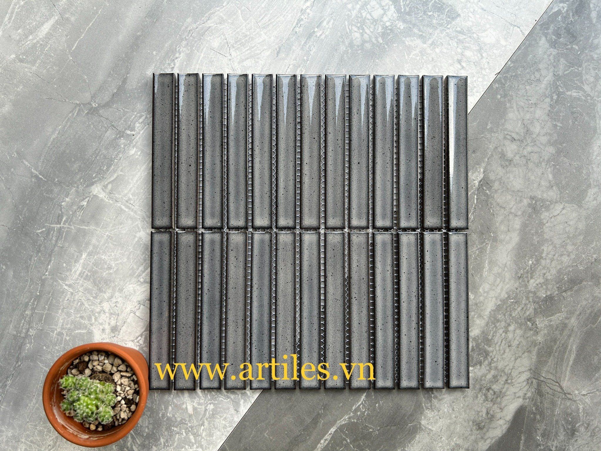 Gạch mosaic que đũa men rạn màu xám nhạt