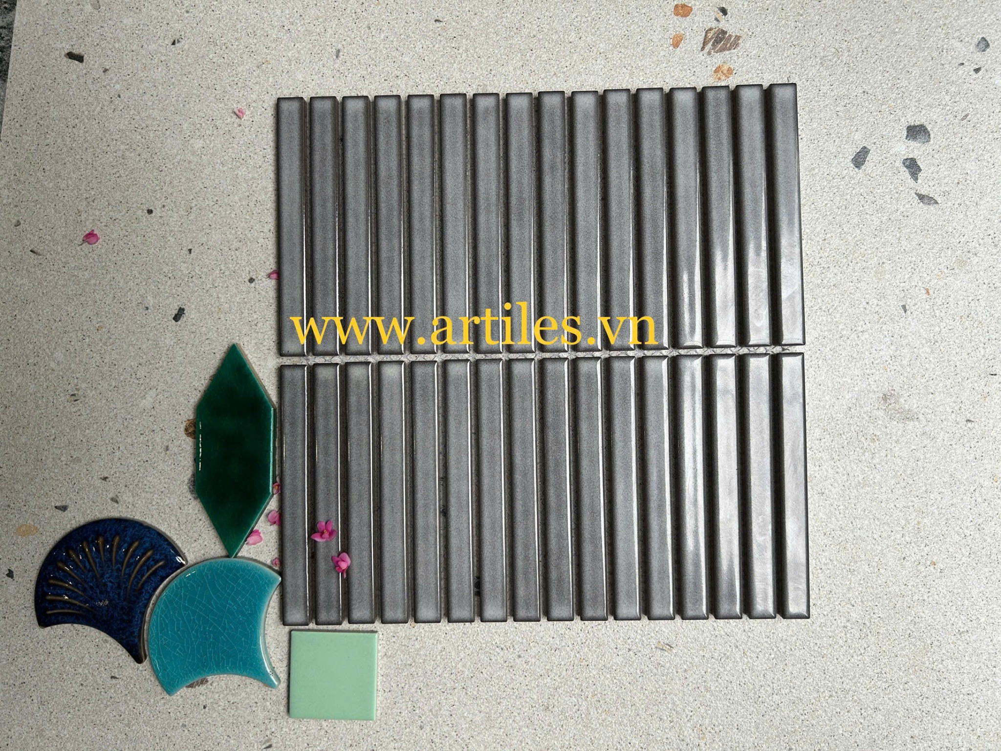 Gạch mosaic que men rạn màu xám ArtM223