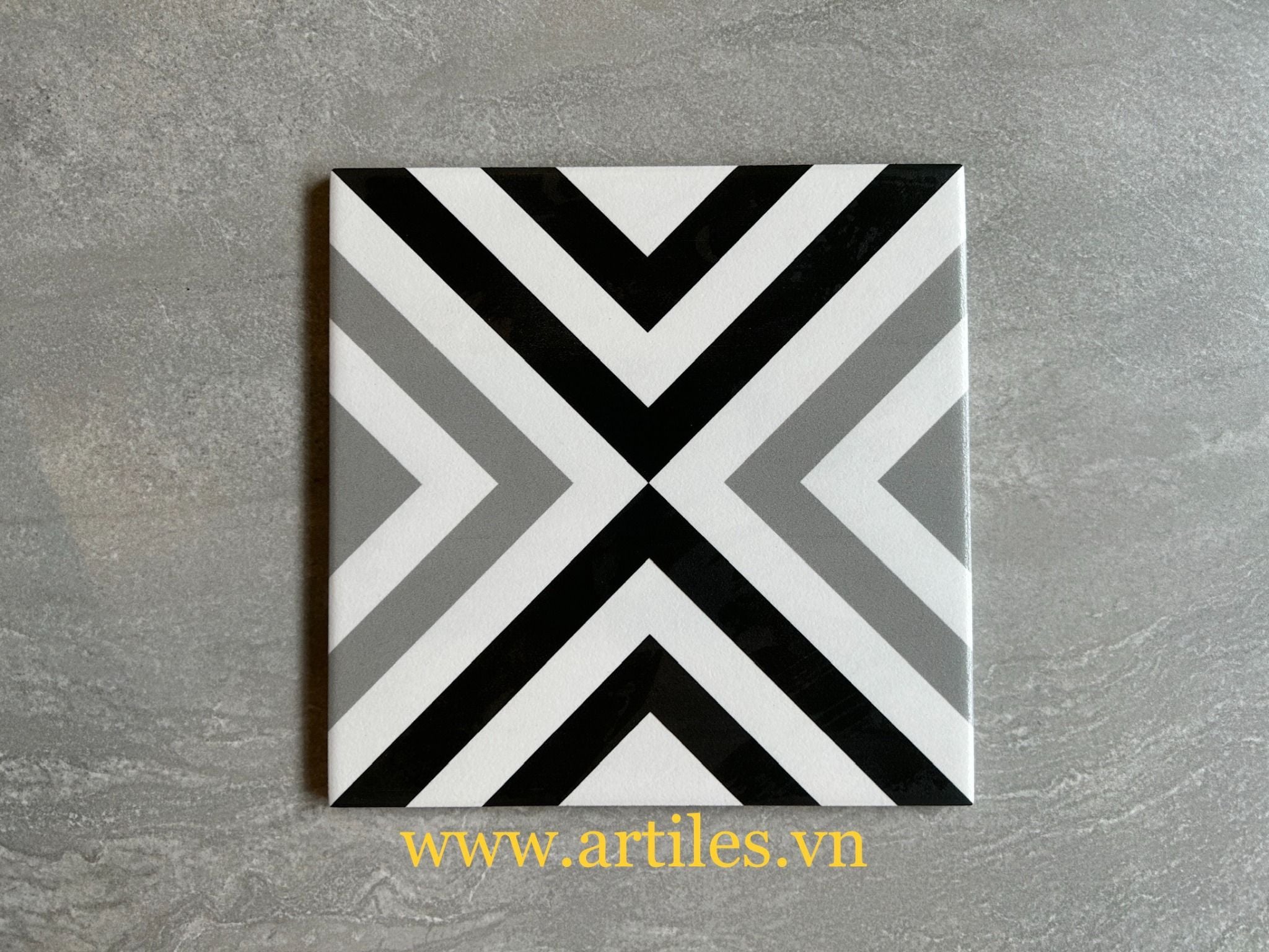 Gạch bông mũi tên xám đen