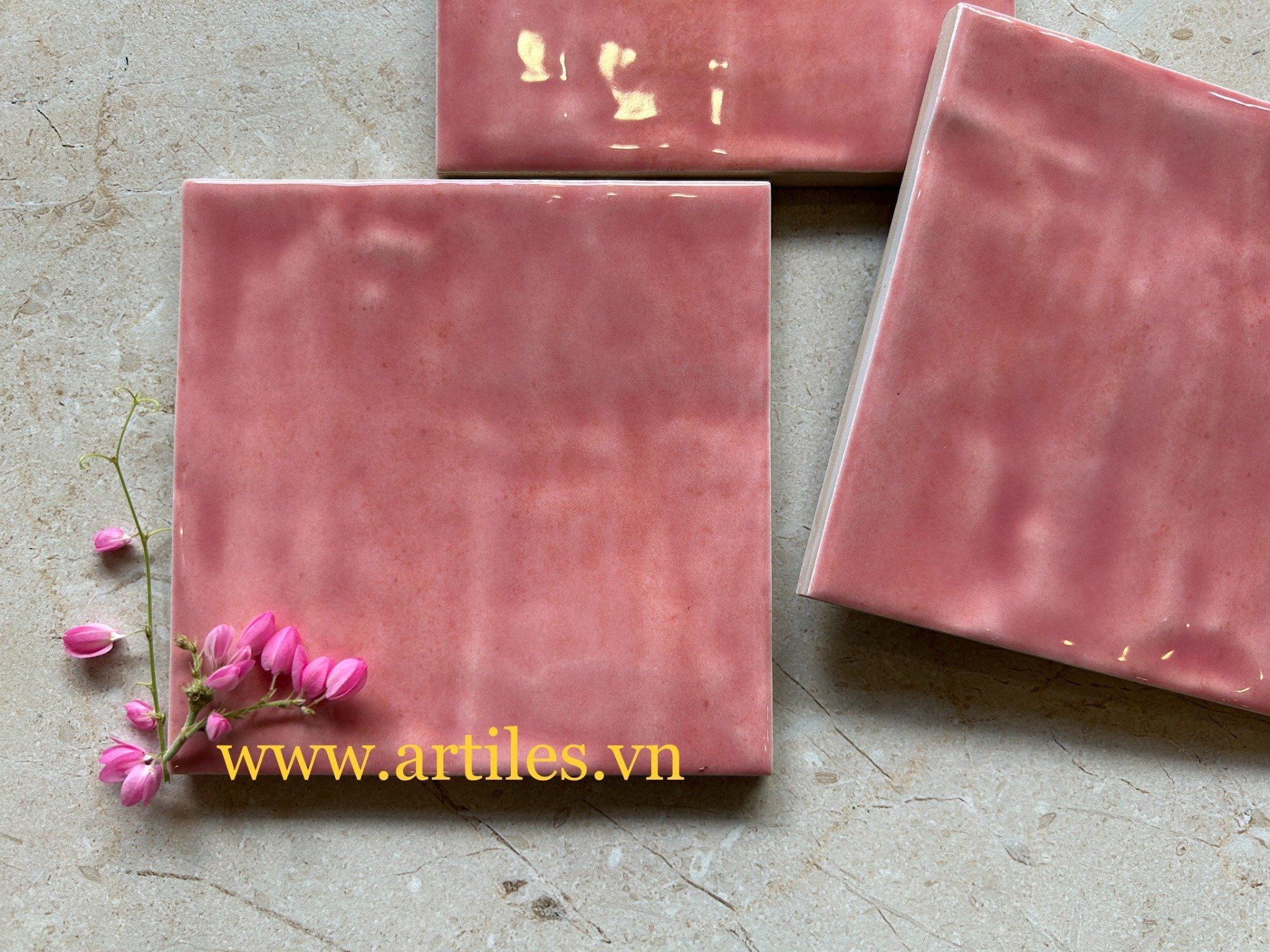 Gạch thẻ vuông màu hồng bóng lượn ArtM2009