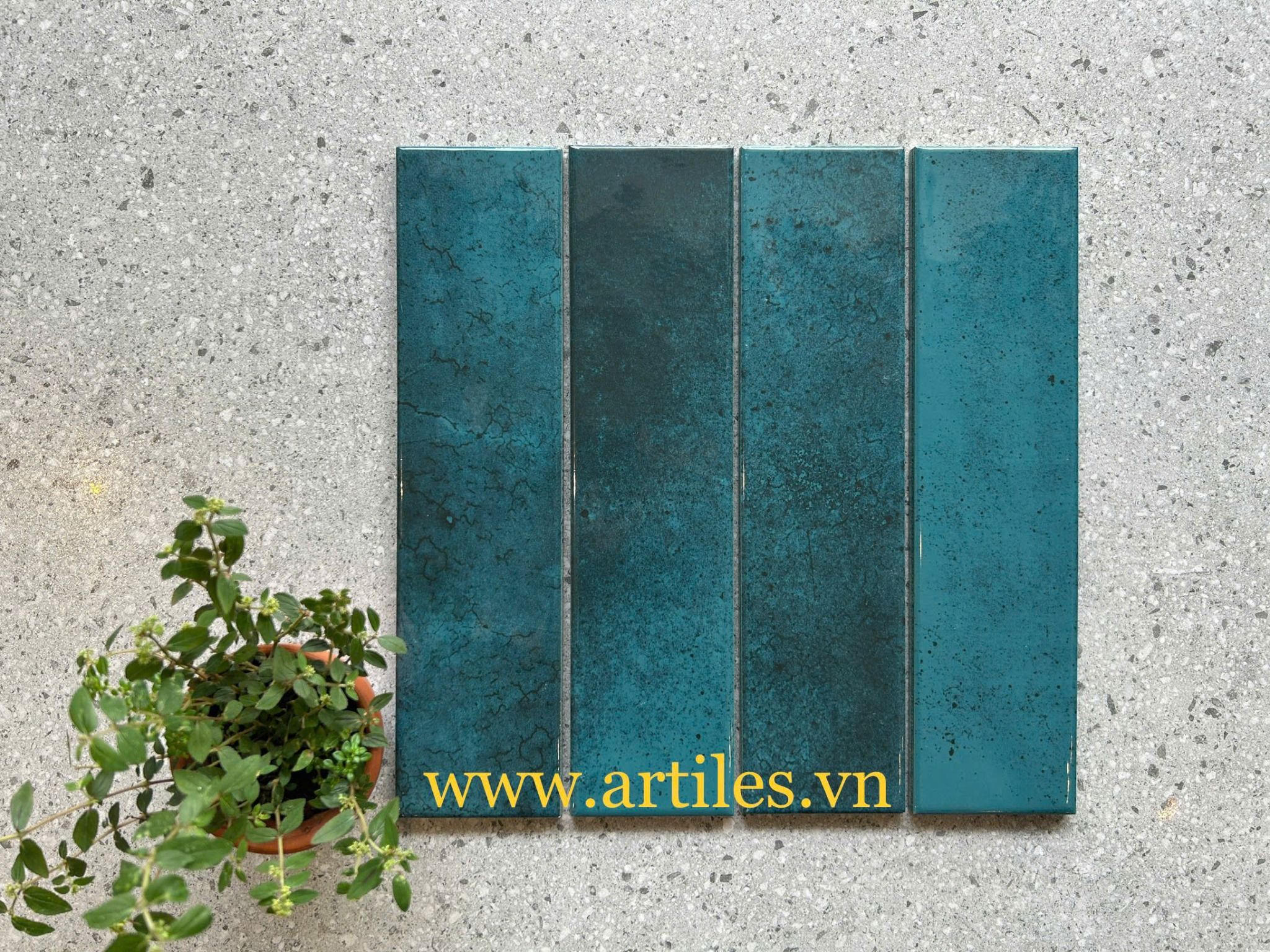 Gạch thẻ xanh dương đậm bóng gợn hiệu ứng loang ArtC08