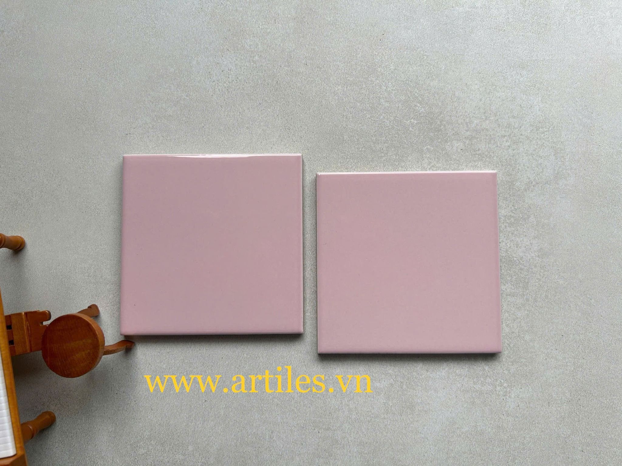 Gạch thẻ 100x100mm màu hồng bóng