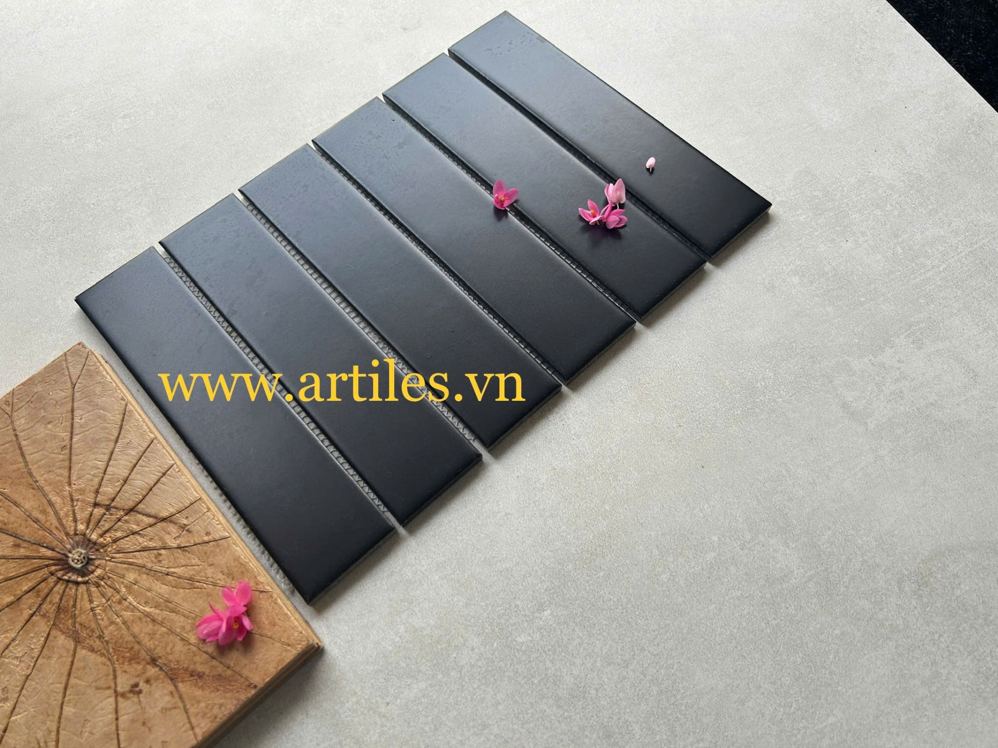 Gạch mosaic que màu đen