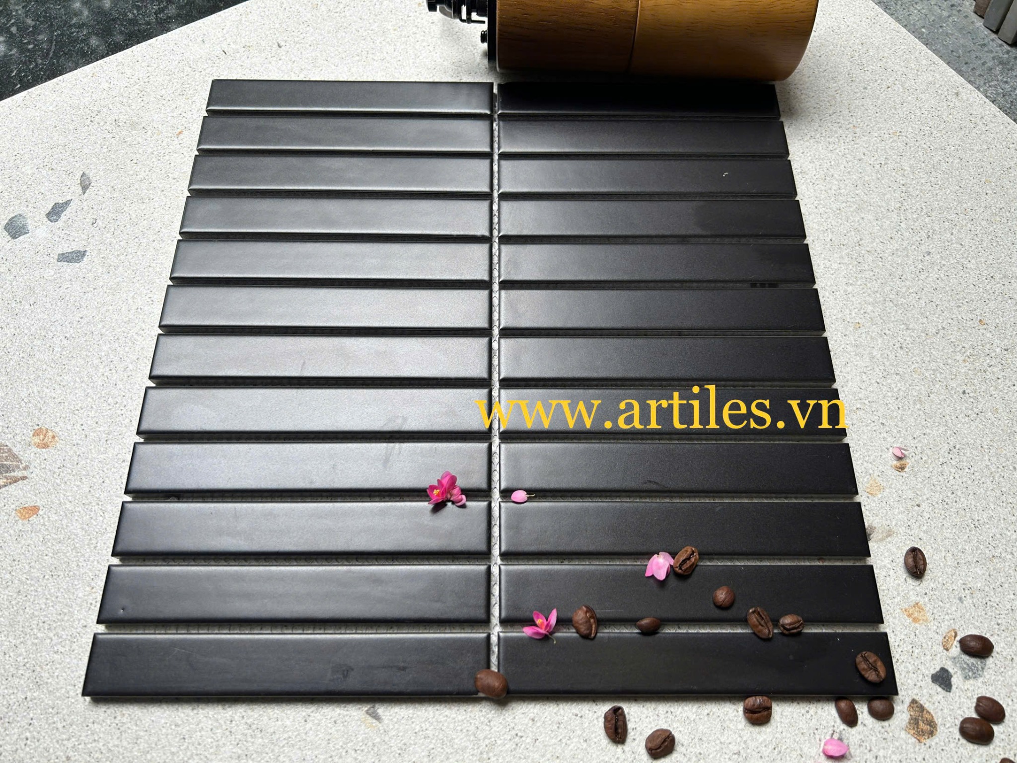 Gạch mosaic que đũa màu đen