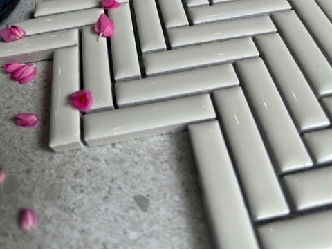  Gạch mosaic xương cá ( mũi tên) trắng bóng 