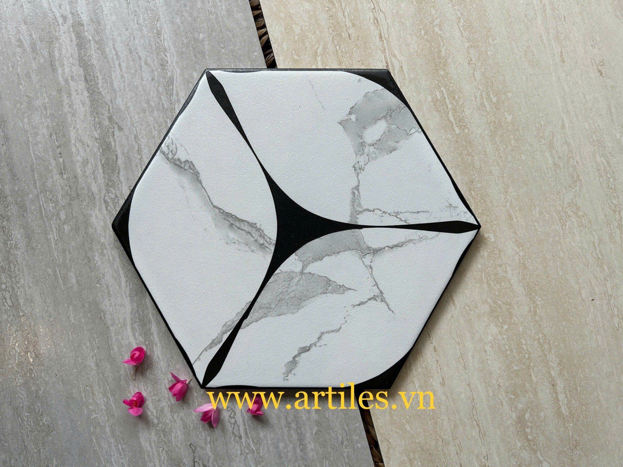 Lục giác trắng carrara xẻ nhánh đen