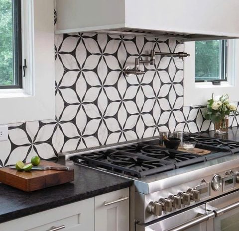  Lục giác trắng carrara xẻ nhánh đen 