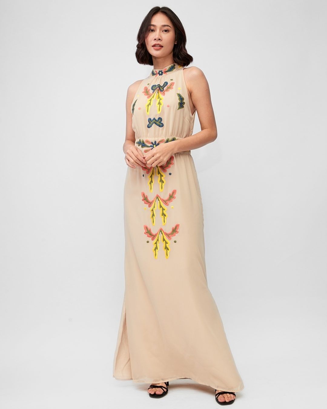 Đầm Maxi Cổ Yếm  Họa Tiết Thêu Vandos