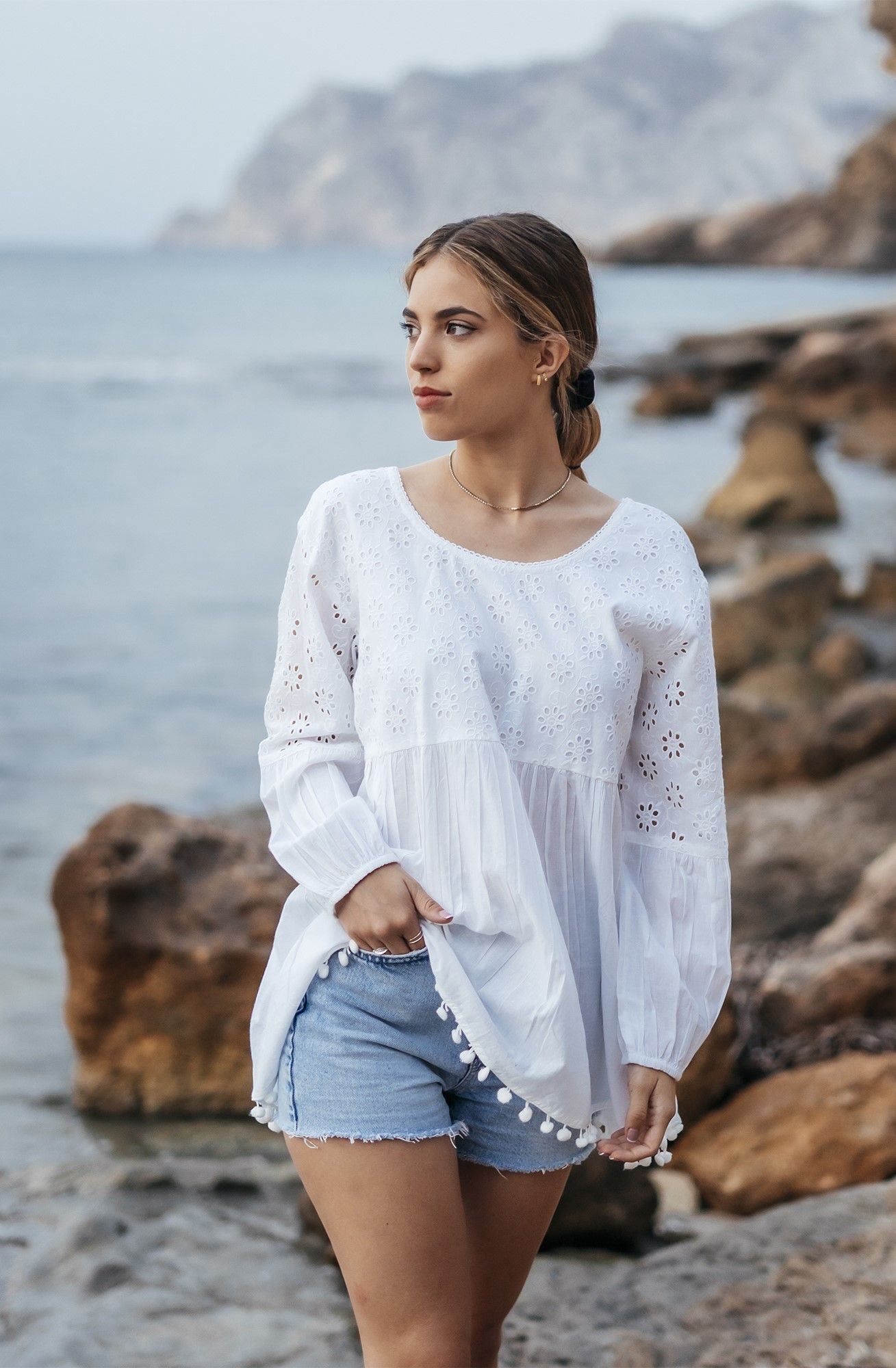 Áo Trắng Phối Ren Cotton Isla Bonita