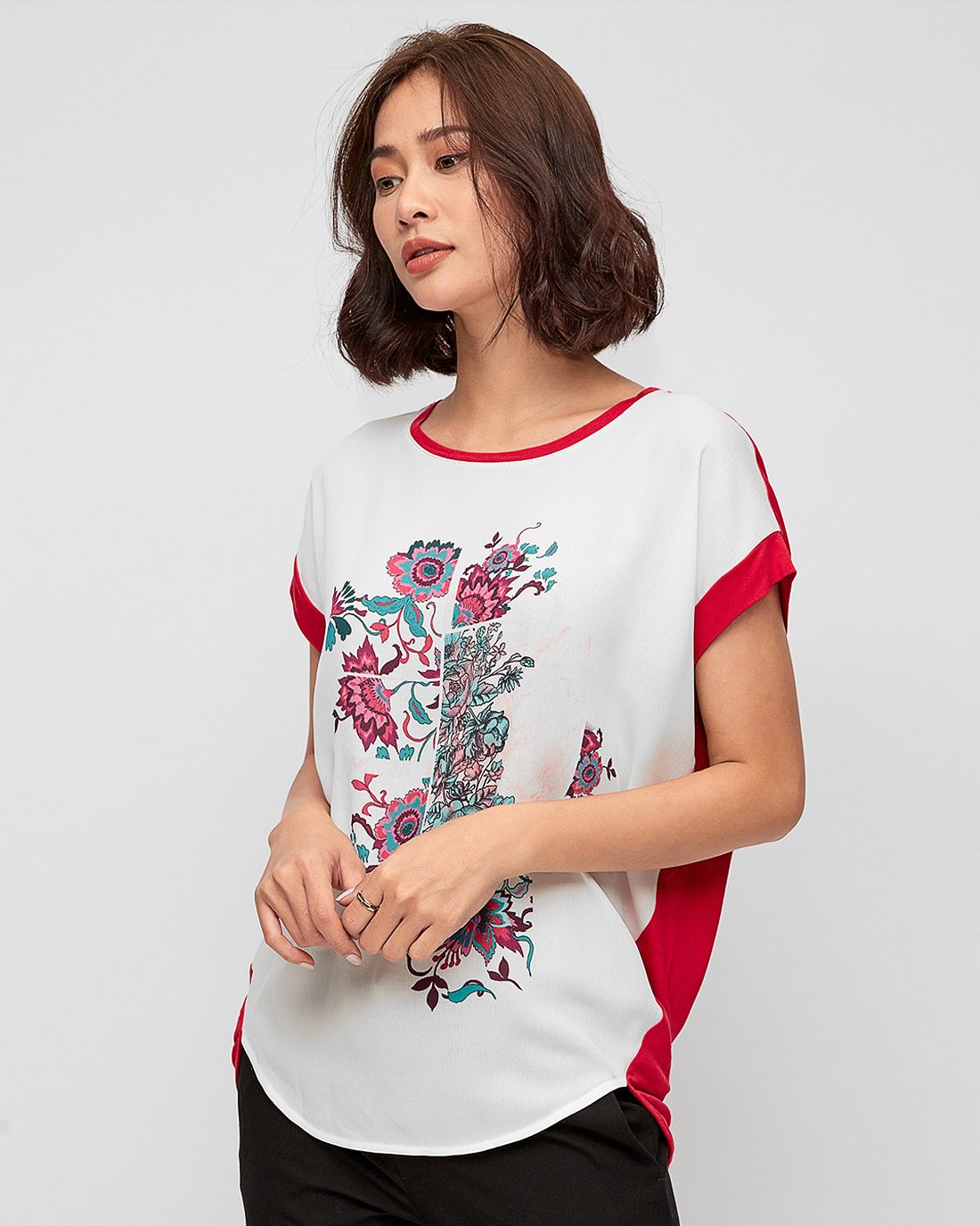 Áo Cổ Tròn Họa Tiết Hoa Cotton Brothers