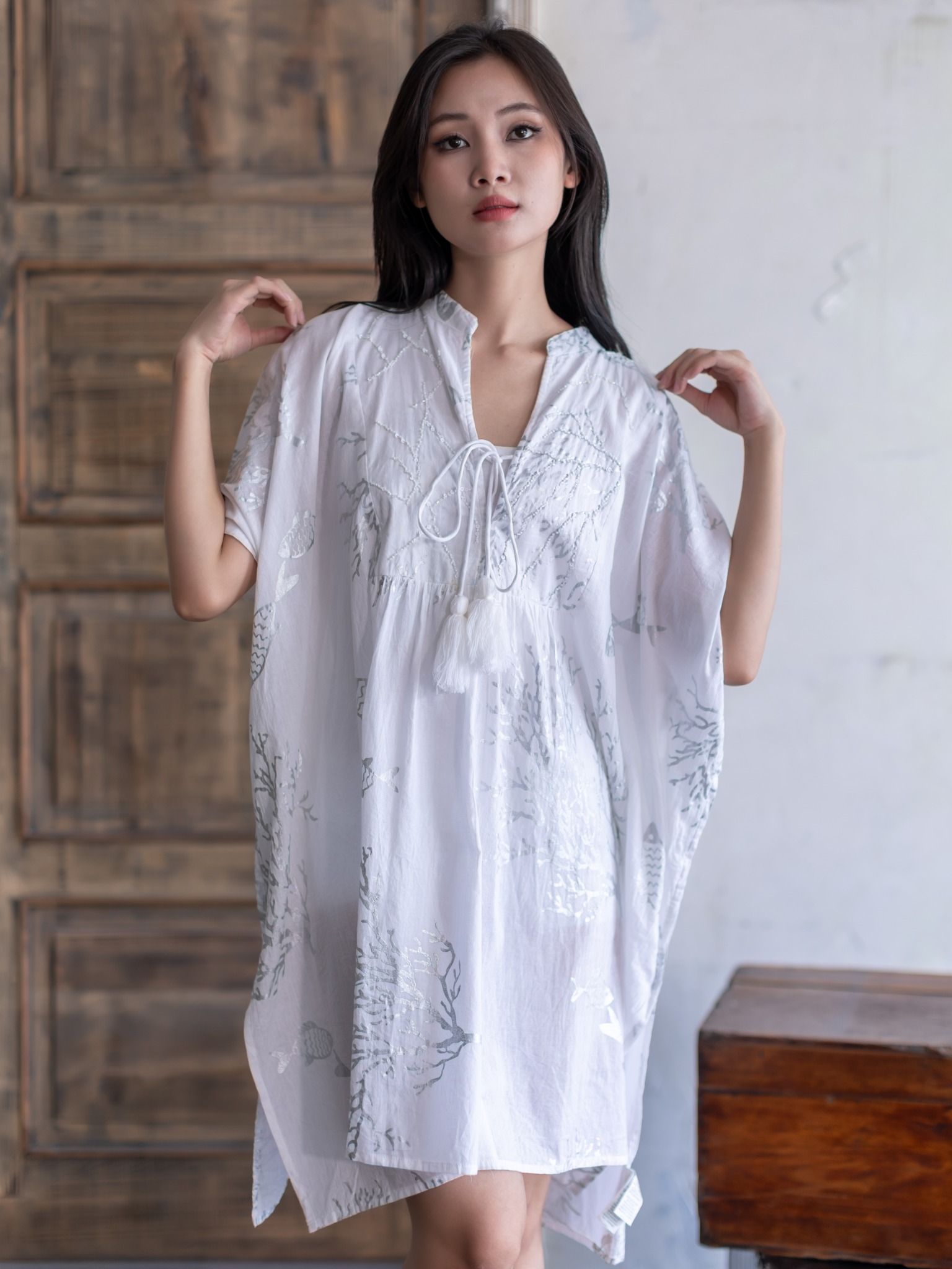 Đầm Cánh Dơi Trắng Vẽ Ánh Bạc Kết Cườm Cotton Isla Bonita