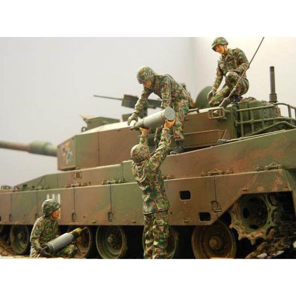  Japan Ground Self Defense Force Type 90 Tank w/Ammo-Loading Crew Set 1/35 Tamiya 35260 