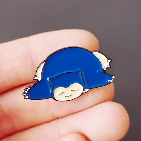  Huy hiệu pin kim loại Pokemon Snorlax nằm xấp 
