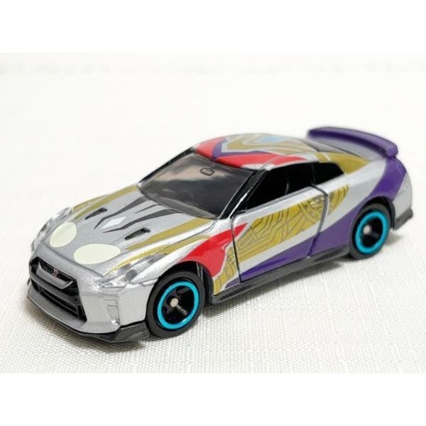 Mô hình Tomica UTR-11 Ultraman Trigger đẹp mắt thích hợp trưng bày kệ sách góc học tập bàn làm việc