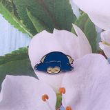  Huy hiệu pin kim loại Pokemon Snorlax nằm xấp 