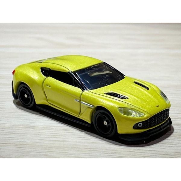 Xe mô hình Tomica No. 108 Aston Martin Vanquish Zagato