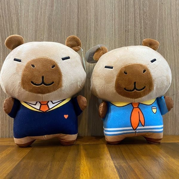 Thú bông Capybara mặc đồng phục 20cm với kích thước vừa phải, dễ dàng mang theo và phù hợp làm quà lưu niệm