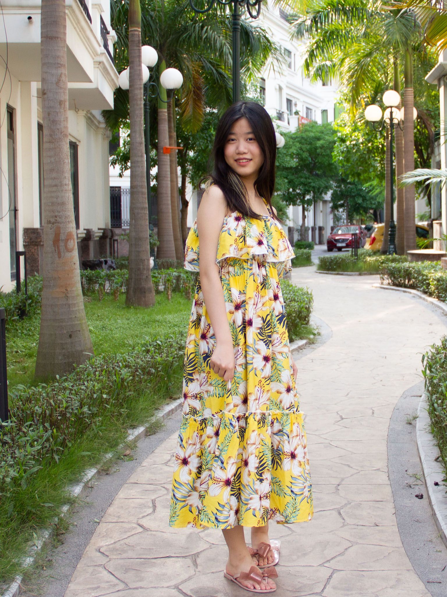 Đầm 2 dây xẻ tà ôm lụa vàng in họa tiết