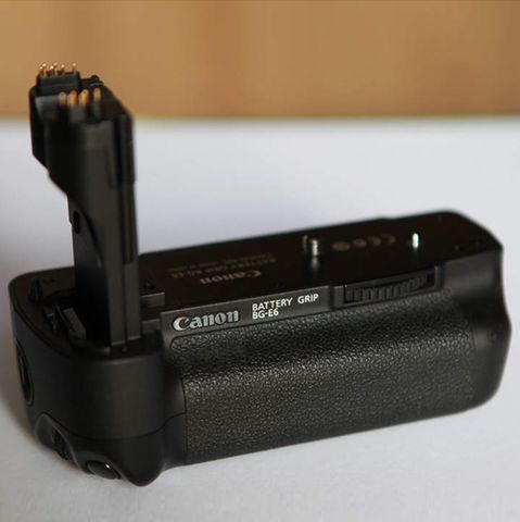 Battery Grip Canon BG-E6 cho Canon 5D Mark II ( Cũ )