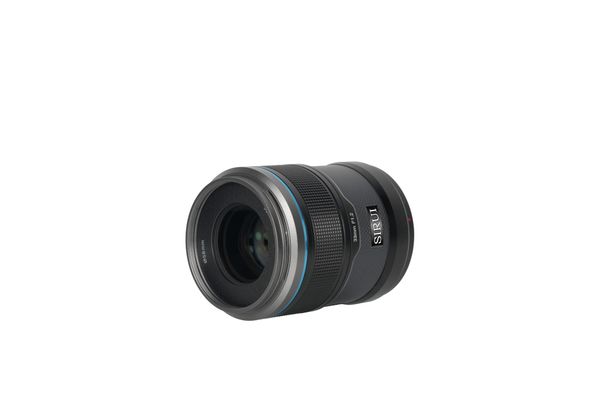 Ống kính SIRUI Sniper 33mm F1.2 autofocus