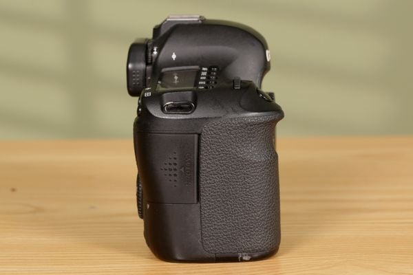 Máy ảnh Canon EOS 6D (body) - Máy qua sử dụng, độ mới 90%
