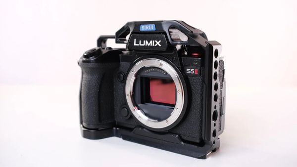 Khung bảo vệ máy ảnh SIRUI Camera Cage KIT for Lumix S5 II /S5 IIX ( kèm tay cầm) - Chính hãng
