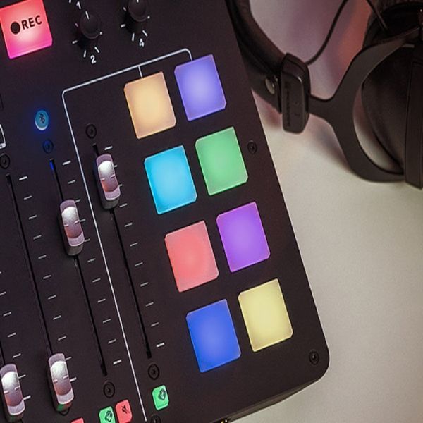 Bàn trộn âm thanh Rodecaster pro