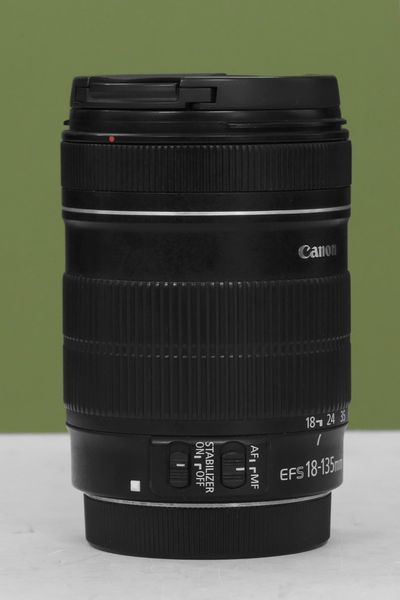 Ống kính Canon EF-S 18-135mm F3.5-5.6 IS cũ (đã qua sử dụng - 96%)
