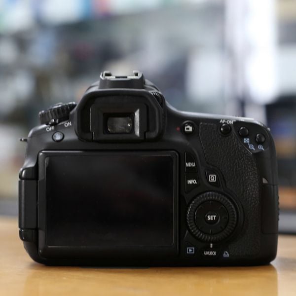 Máy ảnh Canon EOS 60D kit lens 18-55 IS II (máy qua sử dụng, độ mới 96% )