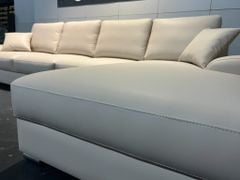 Sofa góc L bọc da màu trắng