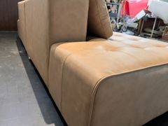 Ghế sofa Minotti  bọc da cho căn hộ chung cư