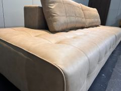 Ghế sofa Minotti  bọc da cho căn hộ chung cư