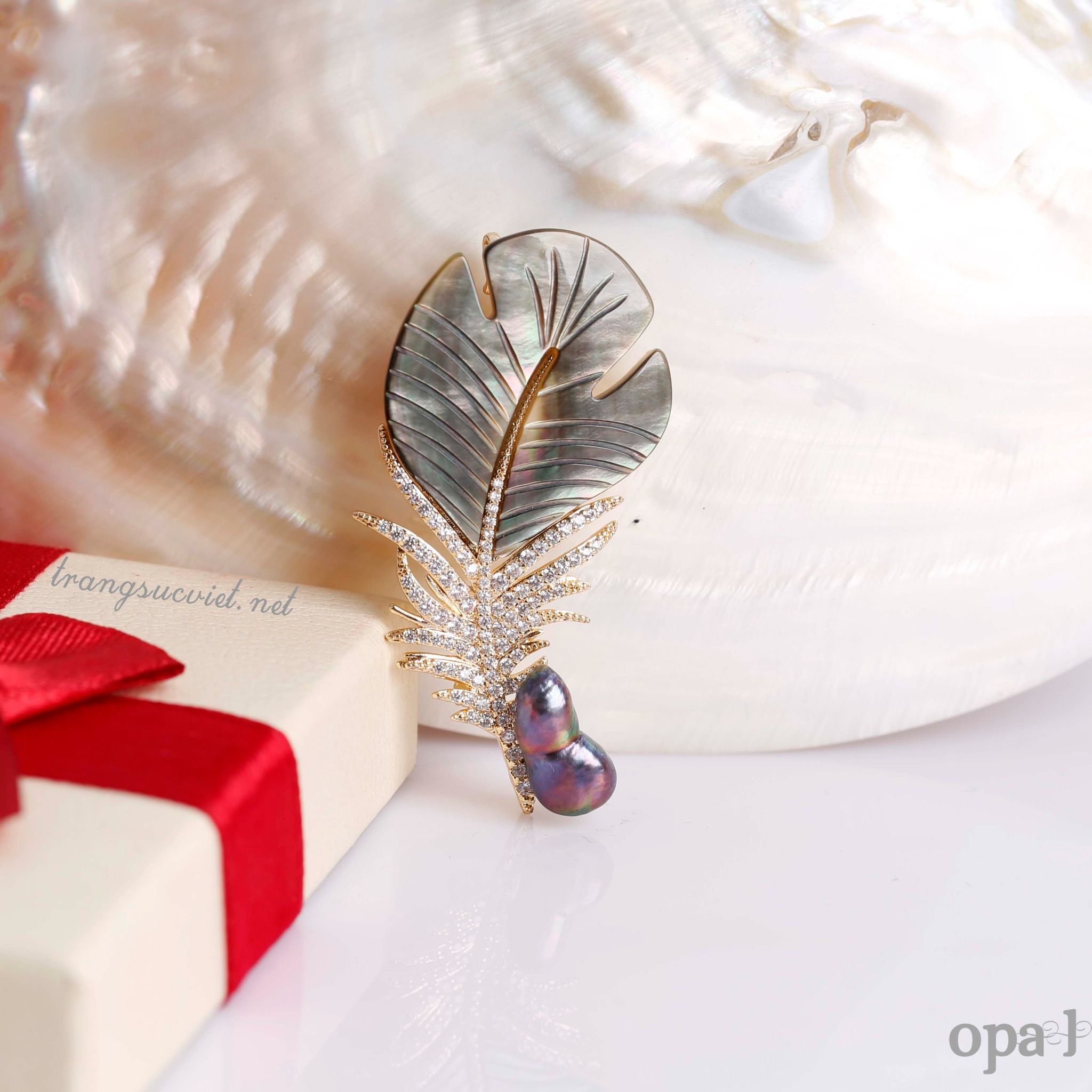  Cài áo đính ngọc trai phản xà cừ 