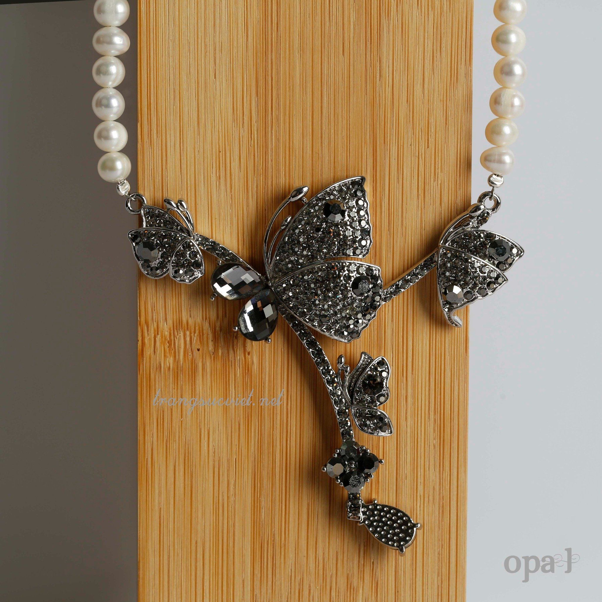  Chuỗi vòng cổ ngọc trai mặt titan đính đá 