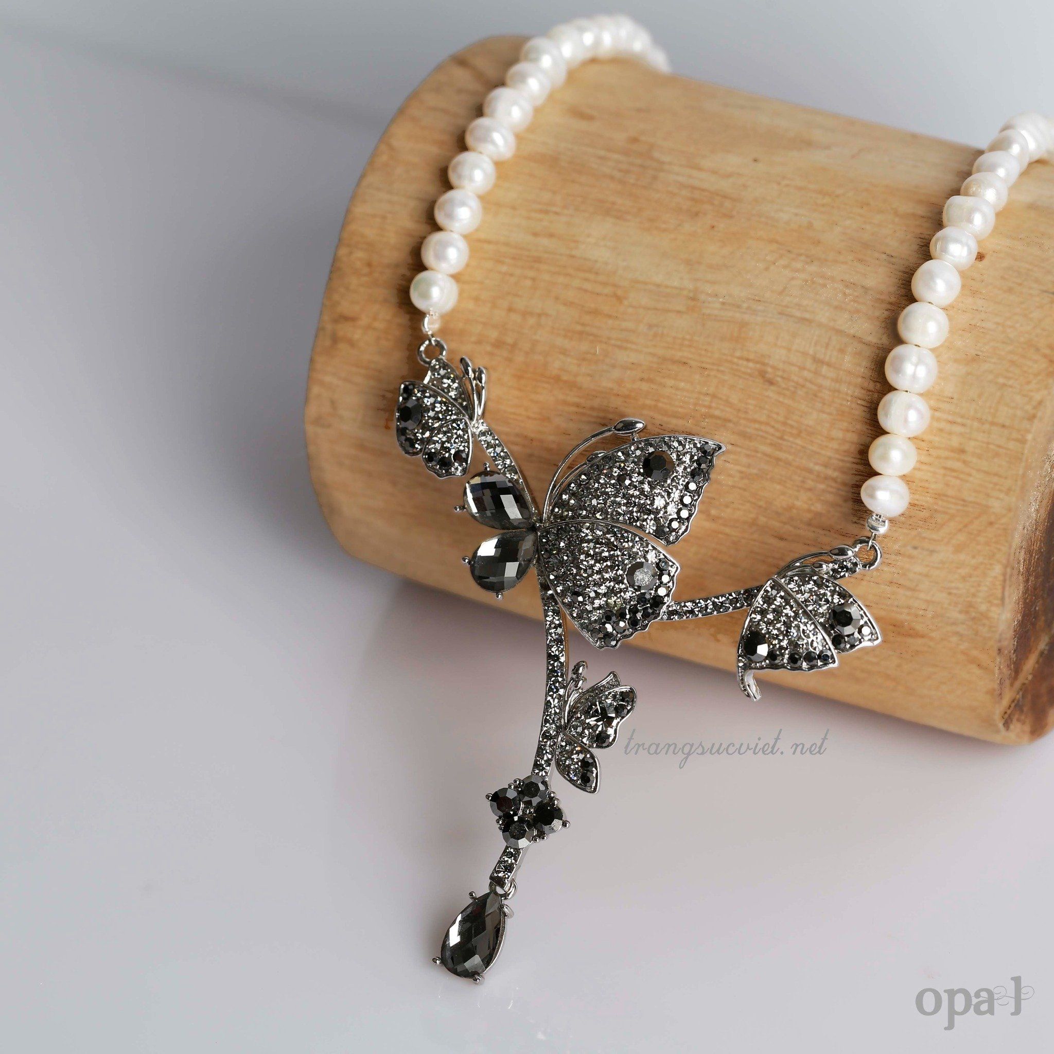  Chuỗi vòng cổ ngọc trai mặt titan đính đá 