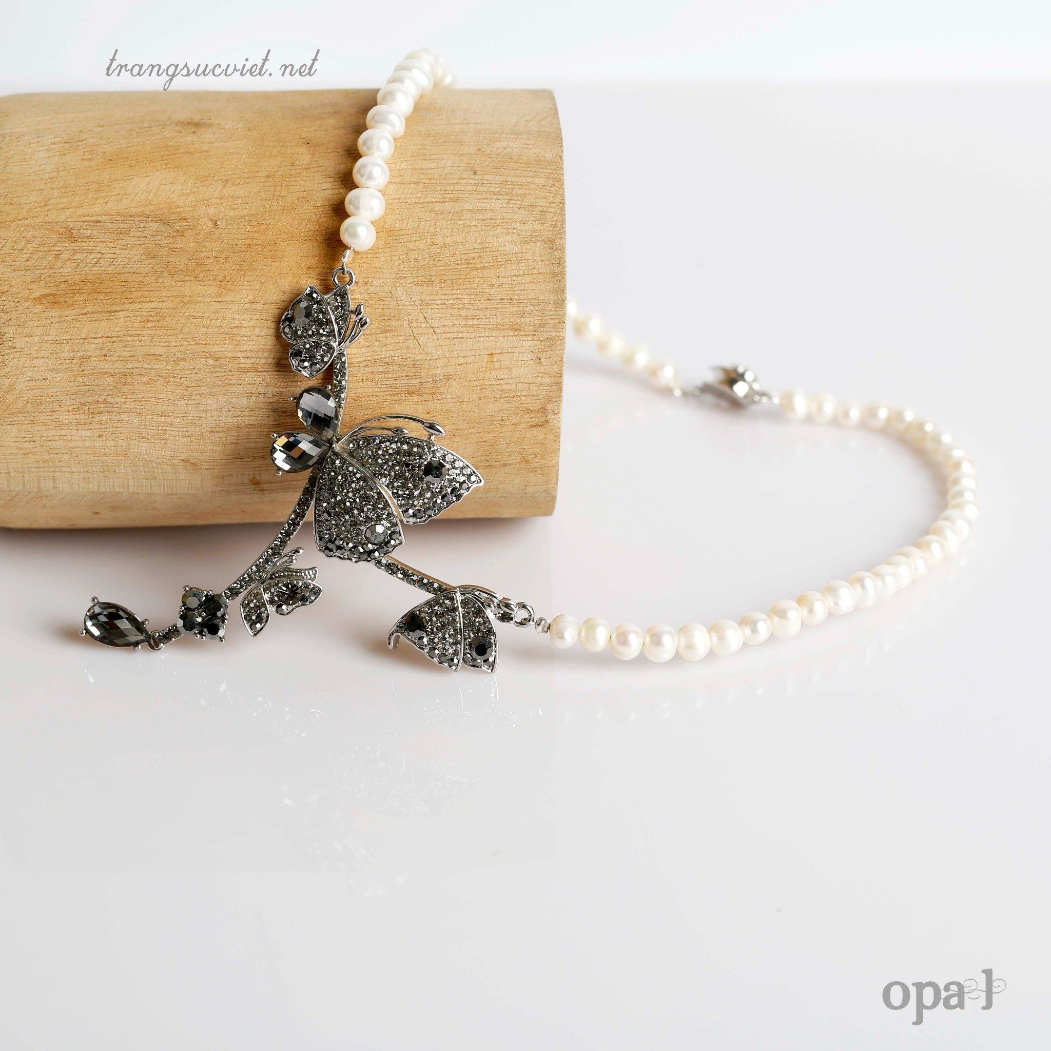  Chuỗi vòng cổ ngọc trai mặt titan đính đá 