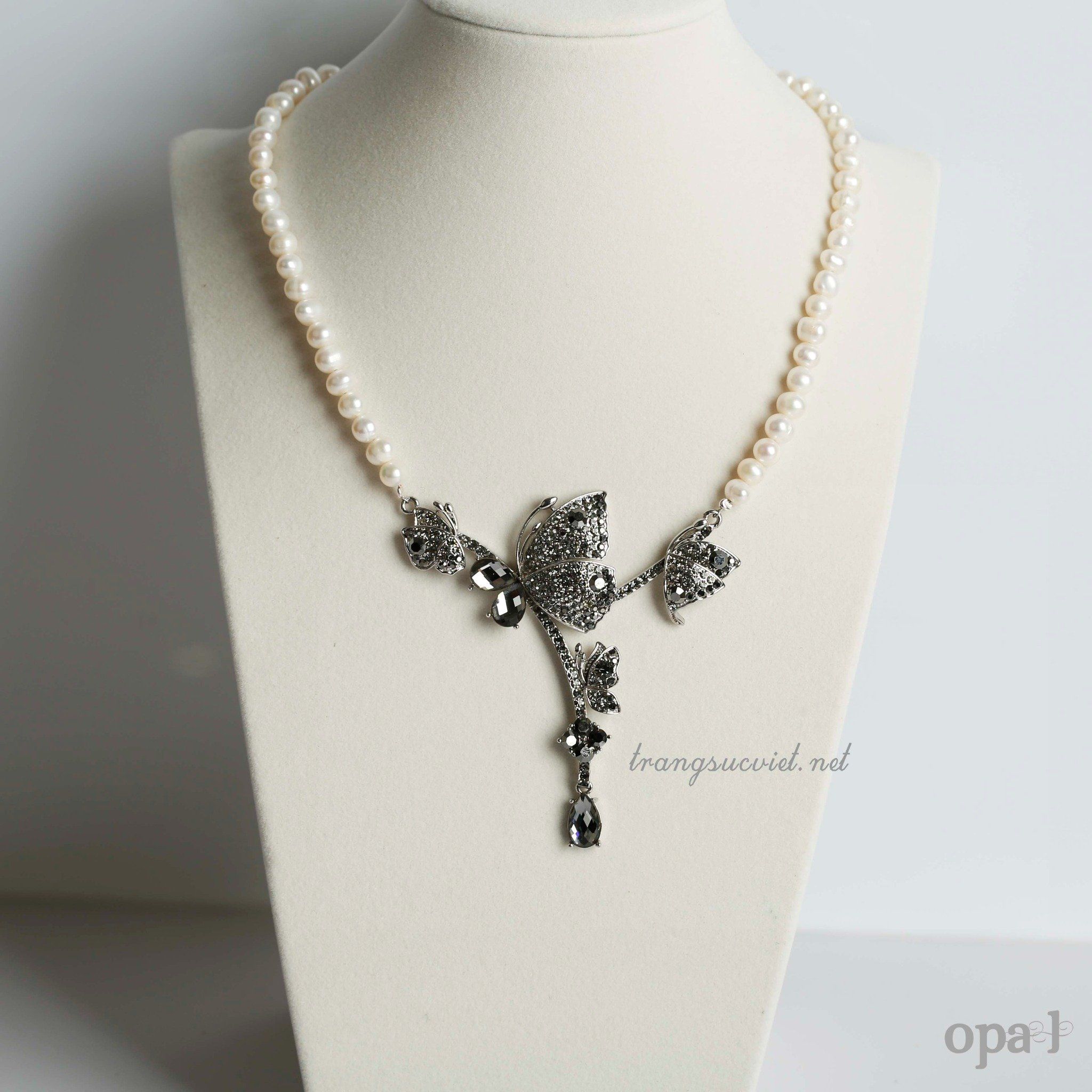  Chuỗi vòng cổ ngọc trai mặt titan đính đá 