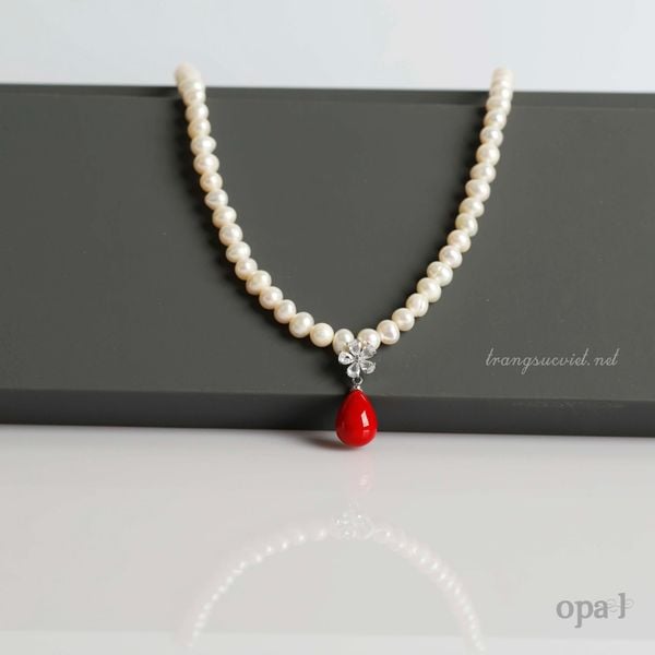  Choker ngọc trai 6 ly và mặt dây đá đỏ hình giọt nước 