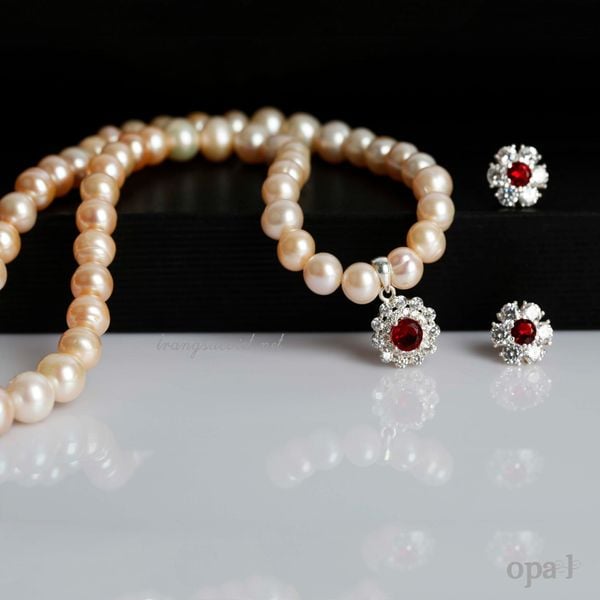  Set vòng cổ ngọc trai hồng kết hợp mặt dây và hoa tai đá rực rỡ 