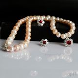  Set vòng cổ ngọc trai hồng kết hợp mặt dây và hoa tai đá rực rỡ 