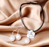  Vòng tay dây da và hoa tai ngọc thô cá tính 