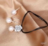  Vòng tay dây da và hoa tai ngọc thô cá tính 