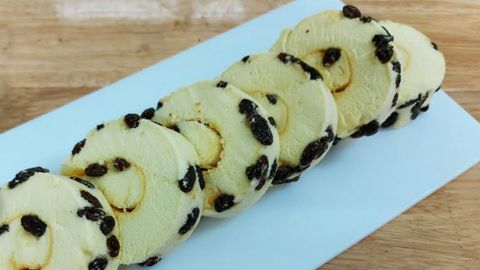 2 Cách làm bánh bông lan cuộn nho khô ẩm mềm chua ngọt thơm ngon
