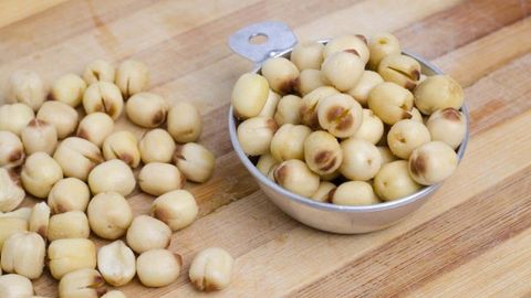 Cách nấu hạt sen khô mau mềm giúp bạn tiết kiệm được thời gian nấu nướng